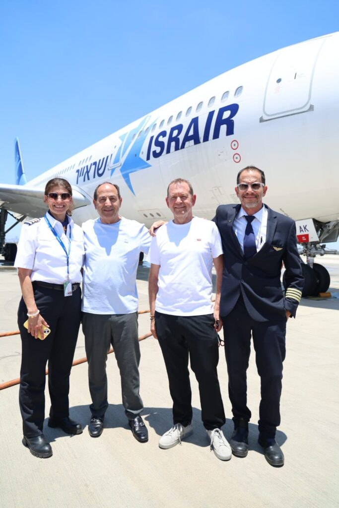 בתמונה רמי לוי מבעלי ישראייר אורי סירקיס מנכ״ל החברה וצוות הטייסים שהביא את המטוס מארה״ב לנתב״ג הקברניטה ג׳ואל בן פרץ והקברניט אמיר ויינגרטן צילום סיוון פרג׳